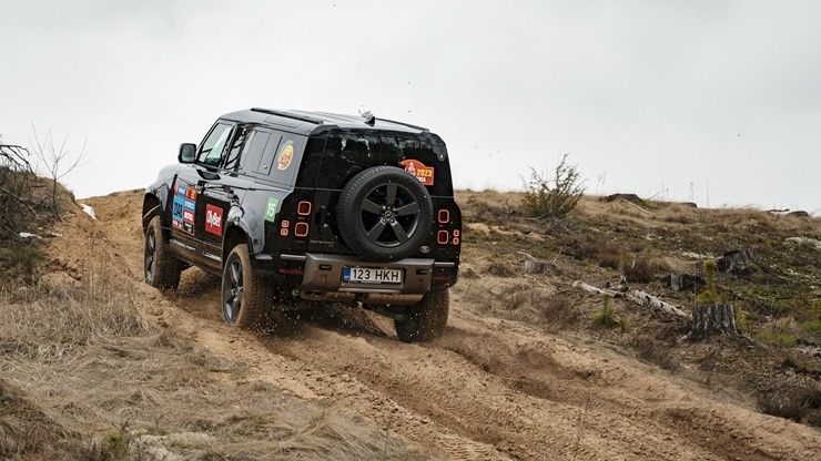 Svinot Land Rover un Defender 75. gadskārtu, zīmola fani dodas piedzīvojumu braucienā uz Vidzemi. Foto: Velocita.lv Svinot Land Rover un Defender 75. gadskārtu, zīmola fani dodas piedzīvojumu braucienā uz Vidzemi. Foto: Velocita.lv 334525