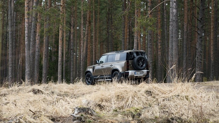 Svinot Land Rover un Defender 75. gadskārtu, zīmola fani dodas piedzīvojumu braucienā uz Vidzemi. Foto: Velocita.lv Svinot Land Rover un Defender 75. gadskārtu, zīmola fani dodas piedzīvojumu braucienā uz Vidzemi. Foto: Velocita.lv 334526