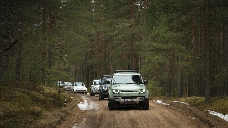 Svinot Land Rover un Defender 75. gadskārtu, zīmola fani dodas piedzīvojumu braucienā uz Vidzemi. Foto: Velocita.lv Svinot Land Rover un Defender 75. gadskārtu, zīmola fani dodas piedzīvojumu braucienā uz Vidzemi. Foto: Velocita.lv 334527