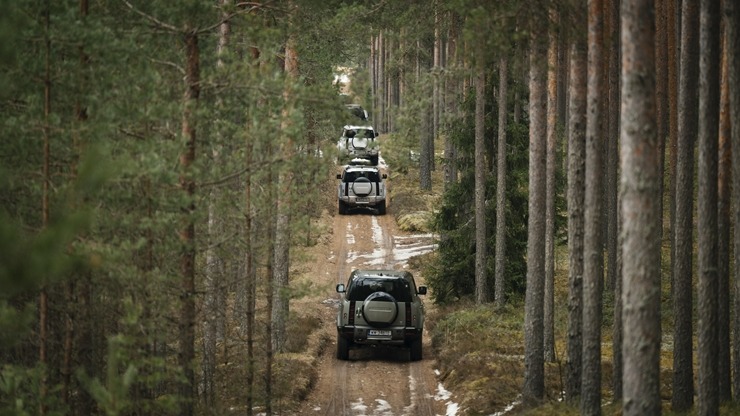 Svinot Land Rover un Defender 75. gadskārtu, zīmola fani dodas piedzīvojumu braucienā uz Vidzemi. Foto: Velocita.lv Svinot Land Rover un Defender 75. gadskārtu, zīmola fani dodas piedzīvojumu braucienā uz Vidzemi. Foto: Velocita.lv 334528