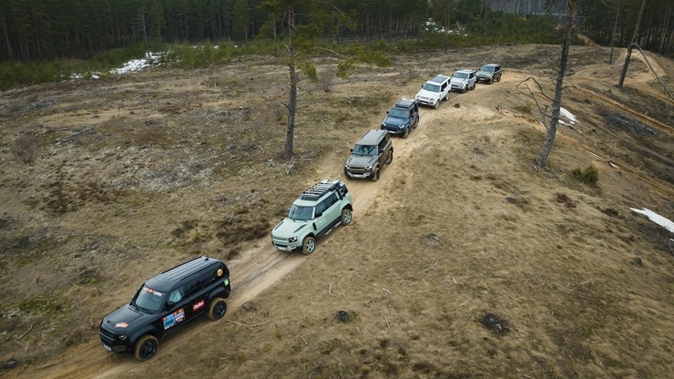 Svinot Land Rover un Defender 75. gadskārtu, zīmola fani dodas piedzīvojumu braucienā uz Vidzemi. Foto: Velocita.lv Svinot Land Rover un Defender 75. gadskārtu, zīmola fani dodas piedzīvojumu braucienā uz Vidzemi. Foto: Velocita.lv 334529