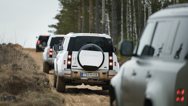Svinot Land Rover un Defender 75. gadskārtu, zīmola fani dodas piedzīvojumu braucienā uz Vidzemi. Foto: Velocita.lv Svinot Land Rover un Defender 75. gadskārtu, zīmola fani dodas piedzīvojumu braucienā uz Vidzemi. Foto: Velocita.lv 334512