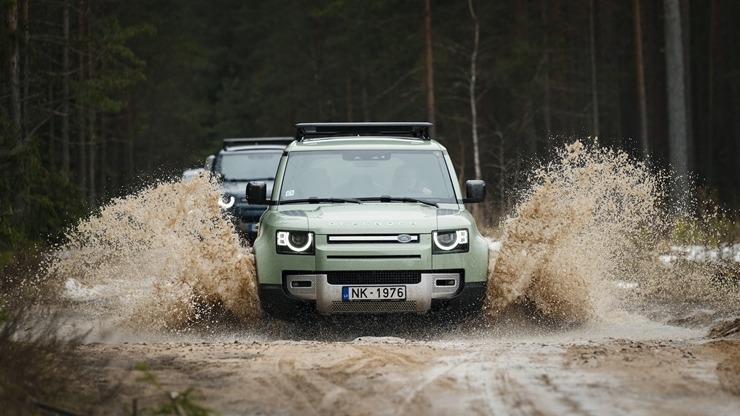 Svinot Land Rover un Defender 75. gadskārtu, zīmola fani dodas piedzīvojumu braucienā uz Vidzemi. Foto: Velocita.lv Svinot Land Rover un Defender 75. gadskārtu, zīmola fani dodas piedzīvojumu braucienā uz Vidzemi. Foto: Velocita.lv 334516