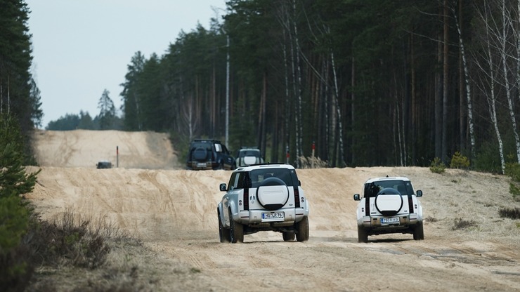Svinot Land Rover un Defender 75. gadskārtu, zīmola fani dodas piedzīvojumu braucienā uz Vidzemi. Foto: Velocita.lv Svinot Land Rover un Defender 75. gadskārtu, zīmola fani dodas piedzīvojumu braucienā uz Vidzemi. Foto: Velocita.lv 334519