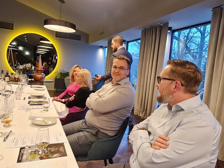 Travelnews.lv ņem dalību Rīgas restorāna «Whitehouse» viskija meistarklasē kopā ar viskijzini Oskaru Vārenbergu Travelnews.lv ņem dalību Rīgas restorāna «Whitehouse» viskija meistarklasē kopā ar viskijzini Oskaru Vārenbergu 334955