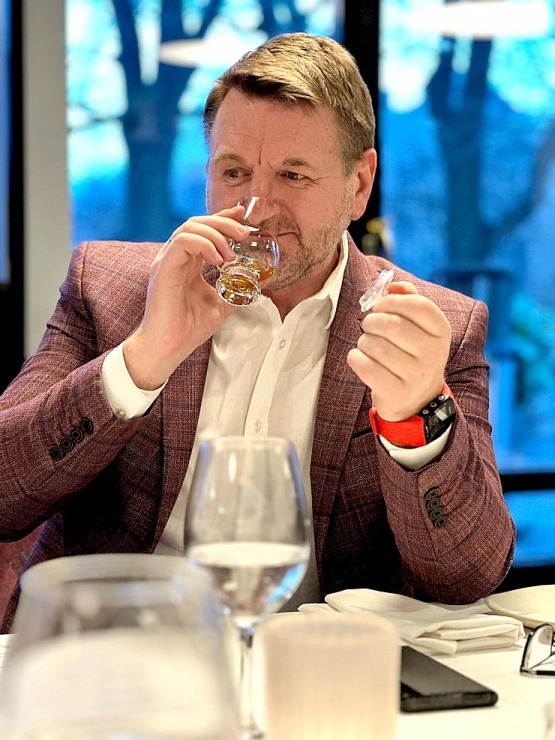 Travelnews.lv ņem dalību Rīgas restorāna «Whitehouse» viskija meistarklasē kopā ar viskijzini Oskaru Vārenbergu Travelnews.lv ņem dalību Rīgas restorāna «Whitehouse» viskija meistarklasē kopā ar viskijzini Oskaru Vārenbergu 334957