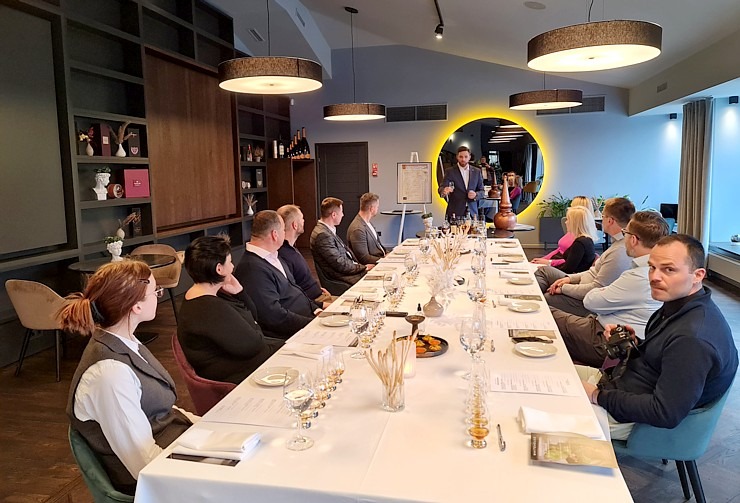 Travelnews.lv ņem dalību Rīgas restorāna «Whitehouse» viskija meistarklasē kopā ar viskijzini Oskaru Vārenbergu Travelnews.lv ņem dalību Rīgas restorāna «Whitehouse» viskija meistarklasē kopā ar viskijzini Oskaru Vārenbergu 334942