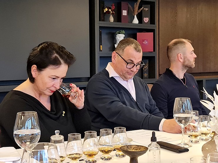Travelnews.lv ņem dalību Rīgas restorāna «Whitehouse» viskija meistarklasē kopā ar viskijzini Oskaru Vārenbergu Travelnews.lv ņem dalību Rīgas restorāna «Whitehouse» viskija meistarklasē kopā ar viskijzini Oskaru Vārenbergu 334946