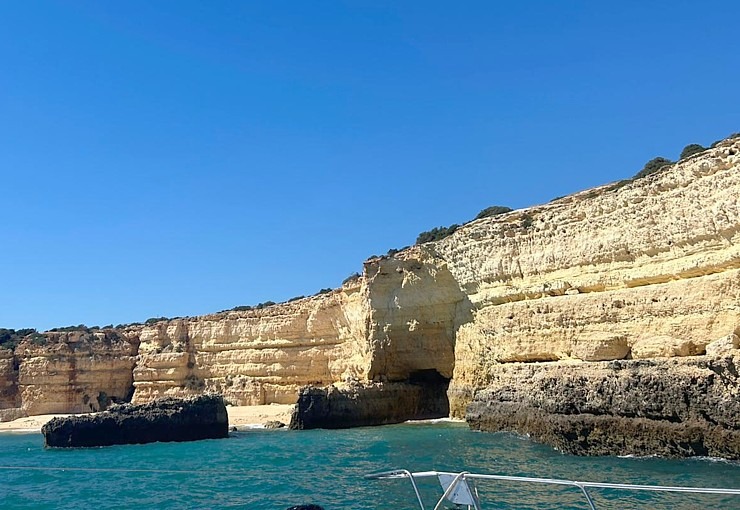 Travelnews.lv ar katamarānu iepazīst Portgāles Atlantijas piekrasti. Foto: Indra Mackeviča 335084