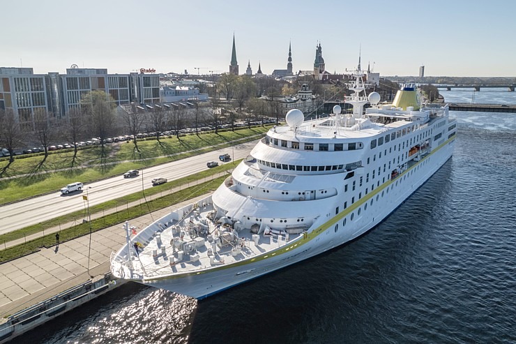 Rīgas ostā ienāk pirmais 2023.gada kruīzu kuģis «Hamburg» ar 360 pasažieriem. Foto: Jēkabs Vilkārsis Rīgas ostā ienāk pirmais 2023.gada kruīzu kuģis «Hamburg» ar 360 pasažieriem. Foto: Jēkabs Vilkārsis 335277