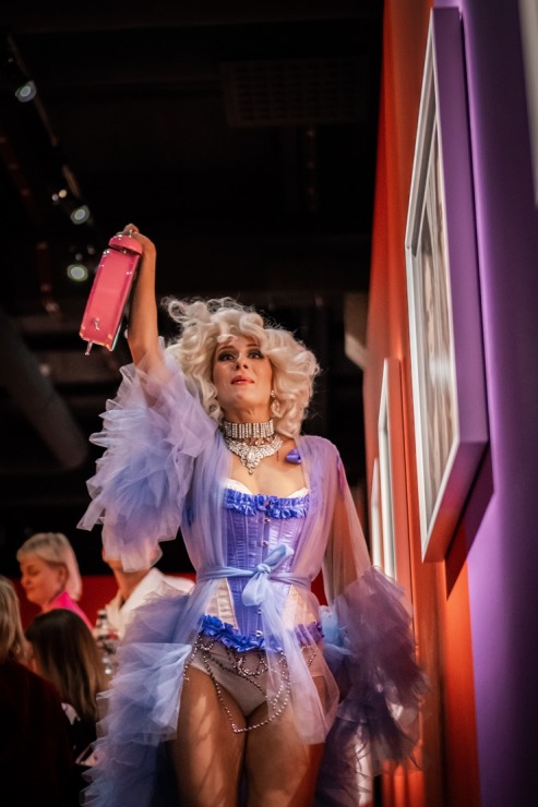 Mākslinieka Mailza Oldridža izstādes atklāšana muzejā «Fotografiska» Tallinā. Foto: Siim Loog 335480