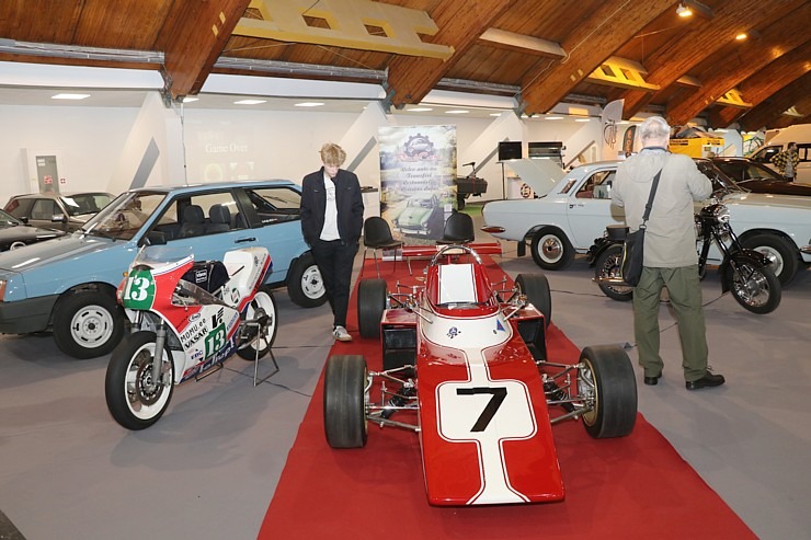 Ķīpsalā uz auto izstādi  pulcējas jaunu, retro, luksus, sporta un tūninga spēkratu cienītāji 335697