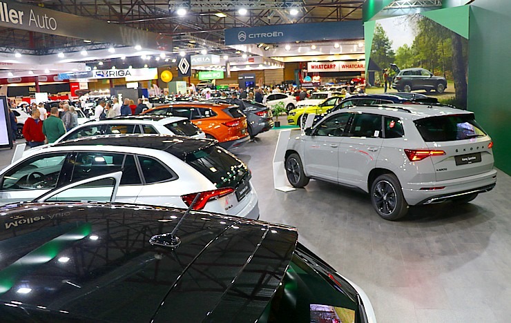 Ķīpsalā uz auto izstādi  pulcējas jaunu, retro, luksus, sporta un tūninga spēkratu cienītāji 335703