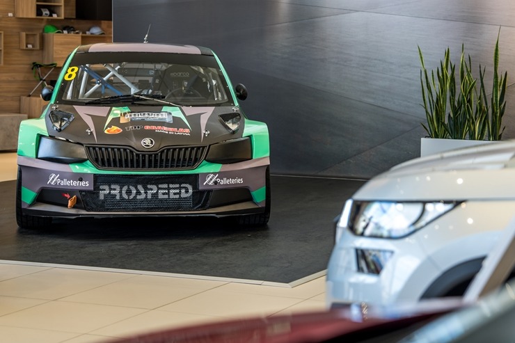 Rallijkrosa braucējs Edijs Ošs atklāj savus plānus un prezentē auto jaunās krāsās. Foto: GATIS SMUDZIS Rallijkrosa braucējs Edijs Ošs atklāj savus plānus un prezentē auto jaunās krāsās. Foto: GATIS SMUDZIS 335906