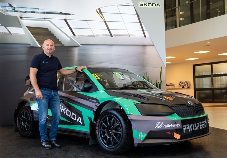 Rallijkrosa braucējs Edijs Ošs atklāj savus plānus un prezentē auto jaunās krāsās. Foto: GATIS SMUDZIS Rallijkrosa braucējs Edijs Ošs atklāj savus plānus un prezentē auto jaunās krāsās. Foto: GATIS SMUDZIS 335907