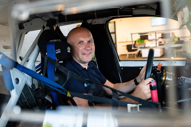 Rallijkrosa braucējs Edijs Ošs atklāj savus plānus un prezentē auto jaunās krāsās. Foto: GATIS SMUDZIS Rallijkrosa braucējs Edijs Ošs atklāj savus plānus un prezentē auto jaunās krāsās. Foto: GATIS SMUDZIS 335909