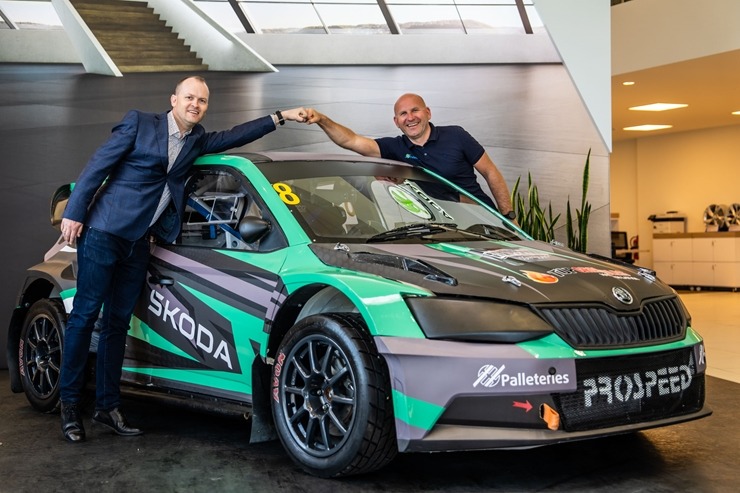 Rallijkrosa braucējs Edijs Ošs atklāj savus plānus un prezentē auto jaunās krāsās. Foto: GATIS SMUDZIS Rallijkrosa braucējs Edijs Ošs atklāj savus plānus un prezentē auto jaunās krāsās. Foto: GATIS SMUDZIS 335910