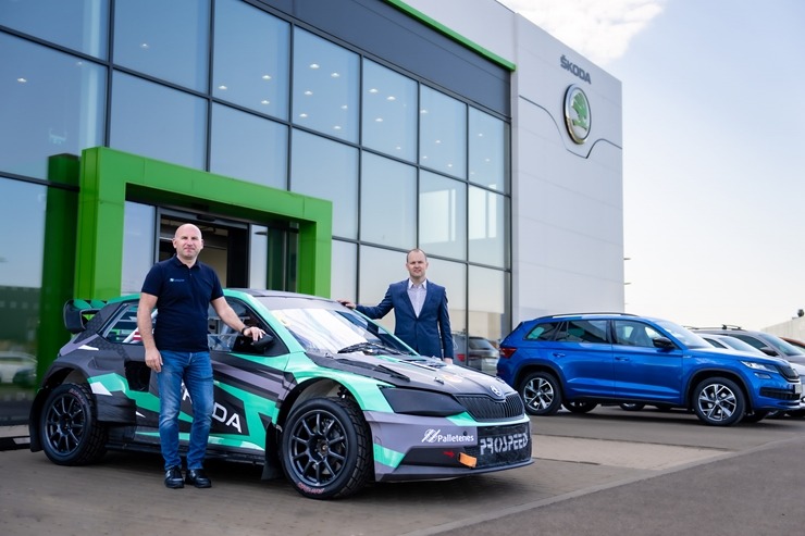 Rallijkrosa braucējs Edijs Ošs atklāj savus plānus un prezentē auto jaunās krāsās. Foto: GATIS SMUDZIS Rallijkrosa braucējs Edijs Ošs atklāj savus plānus un prezentē auto jaunās krāsās. Foto: GATIS SMUDZIS 335911