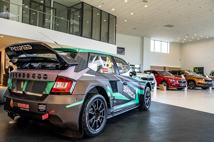 Rallijkrosa braucējs Edijs Ošs atklāj savus plānus un prezentē auto jaunās krāsās. Foto: GATIS SMUDZIS Rallijkrosa braucējs Edijs Ošs atklāj savus plānus un prezentē auto jaunās krāsās. Foto: GATIS SMUDZIS 335898