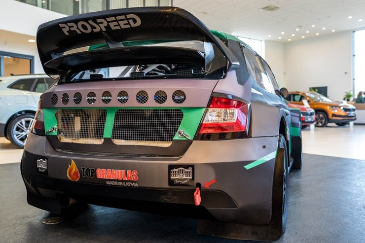 Rallijkrosa braucējs Edijs Ošs atklāj savus plānus un prezentē auto jaunās krāsās. Foto: GATIS SMUDZIS Rallijkrosa braucējs Edijs Ošs atklāj savus plānus un prezentē auto jaunās krāsās. Foto: GATIS SMUDZIS 335899