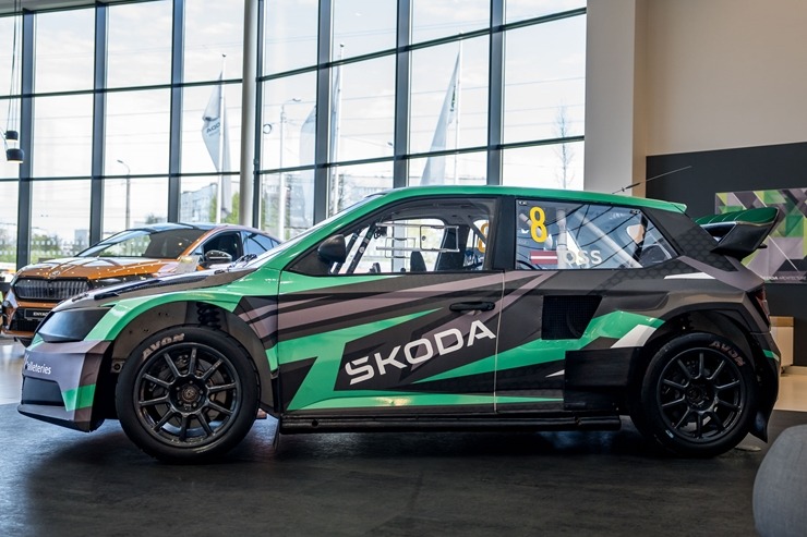 Rallijkrosa braucējs Edijs Ošs atklāj savus plānus un prezentē auto jaunās krāsās. Foto: GATIS SMUDZIS Rallijkrosa braucējs Edijs Ošs atklāj savus plānus un prezentē auto jaunās krāsās. Foto: GATIS SMUDZIS 335900