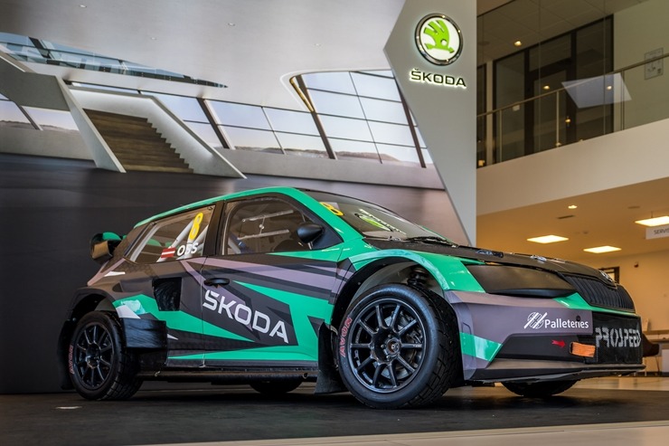 Rallijkrosa braucējs Edijs Ošs atklāj savus plānus un prezentē auto jaunās krāsās. Foto: GATIS SMUDZIS Rallijkrosa braucējs Edijs Ošs atklāj savus plānus un prezentē auto jaunās krāsās. Foto: GATIS SMUDZIS 335901
