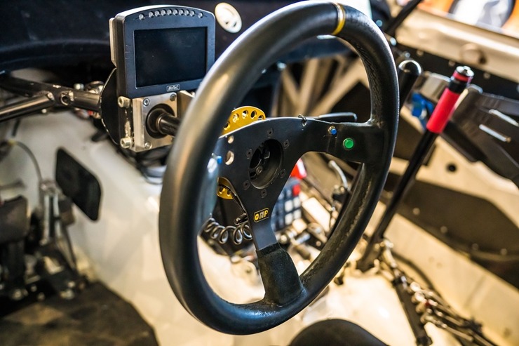 Rallijkrosa braucējs Edijs Ošs atklāj savus plānus un prezentē auto jaunās krāsās. Foto: GATIS SMUDZIS Rallijkrosa braucējs Edijs Ošs atklāj savus plānus un prezentē auto jaunās krāsās. Foto: GATIS SMUDZIS 335902