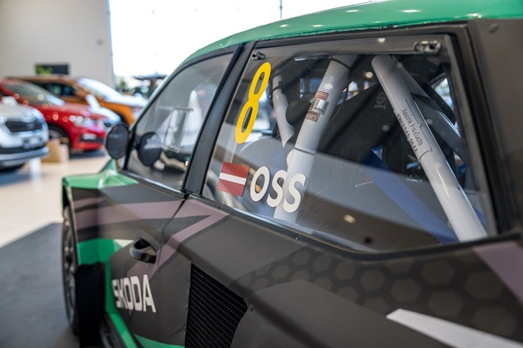 Rallijkrosa braucējs Edijs Ošs atklāj savus plānus un prezentē auto jaunās krāsās. Foto: GATIS SMUDZIS Rallijkrosa braucējs Edijs Ošs atklāj savus plānus un prezentē auto jaunās krāsās. Foto: GATIS SMUDZIS 335903