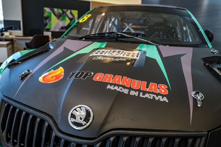 Rallijkrosa braucējs Edijs Ošs atklāj savus plānus un prezentē auto jaunās krāsās. Foto: GATIS SMUDZIS Rallijkrosa braucējs Edijs Ošs atklāj savus plānus un prezentē auto jaunās krāsās. Foto: GATIS SMUDZIS 335904