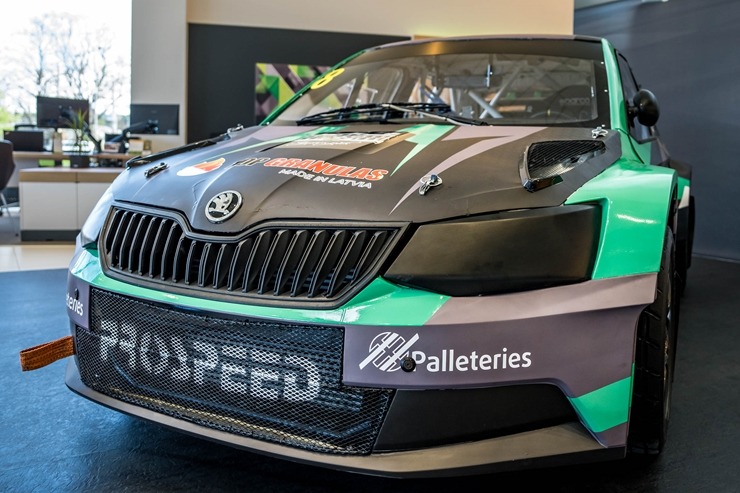 Rallijkrosa braucējs Edijs Ošs atklāj savus plānus un prezentē auto jaunās krāsās. Foto: GATIS SMUDZIS Rallijkrosa braucējs Edijs Ošs atklāj savus plānus un prezentē auto jaunās krāsās. Foto: GATIS SMUDZIS 335905