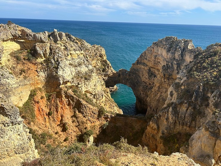 Travelnews.lv apmeklē burvīgās Lagušas klintis Portugālē. Foto: Indra Mackeviča 335957