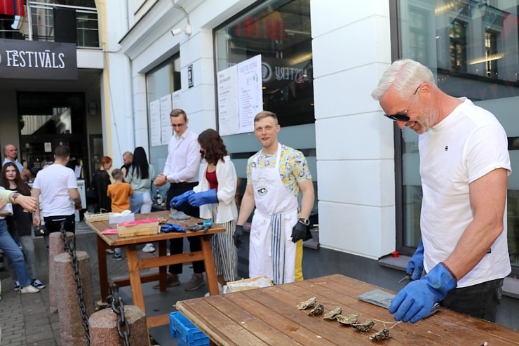 Restorāns «Buržujs» Berga bazārā organizē Baltijas lielāko Austeru festivālu, apēdot 11 000 austeru Restorāns «Buržujs» Berga bazārā organizē Baltijas lielāko Austeru festivālu, apēdot 11 000 austeru 336315