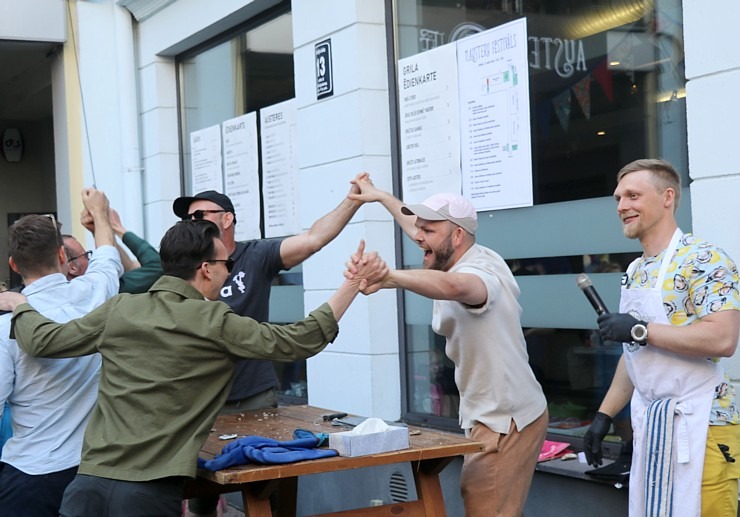 Restorāns «Buržujs» Berga bazārā organizē Baltijas lielāko Austeru festivālu, apēdot 11 000 austeru Restorāns «Buržujs» Berga bazārā organizē Baltijas lielāko Austeru festivālu, apēdot 11 000 austeru 336317