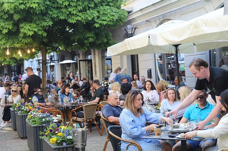 Restorāns «Buržujs» Berga bazārā organizē Baltijas lielāko Austeru festivālu, apēdot 11 000 austeru Restorāns «Buržujs» Berga bazārā organizē Baltijas lielāko Austeru festivālu, apēdot 11 000 austeru 336300