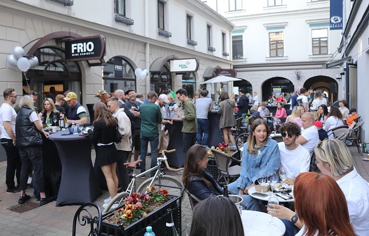 Restorāns «Buržujs» Berga bazārā organizē Baltijas lielāko Austeru festivālu, apēdot 11 000 austeru Restorāns «Buržujs» Berga bazārā organizē Baltijas lielāko Austeru festivālu, apēdot 11 000 austeru 336325