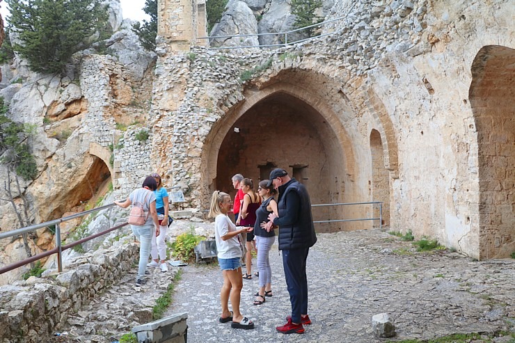 Travelnews.lv kalnu pastaigu takās iepazīst Svētā Hilariona cietoksni Ziemeļkiprā. Sadarbībā ar Puzzle Travel Travelnews.lv kalnu pastaigu takās iepazīst Svētā Hilariona cietoksni Ziemeļkiprā. Sadarbībā ar Puzzle Travel 336789
