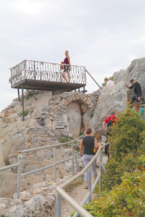 Travelnews.lv kalnu pastaigu takās iepazīst Svētā Hilariona cietoksni Ziemeļkiprā. Sadarbībā ar Puzzle Travel Travelnews.lv kalnu pastaigu takās iepazīst Svētā Hilariona cietoksni Ziemeļkiprā. Sadarbībā ar Puzzle Travel 336790