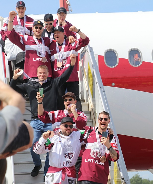 Latvijas hokeja izlase ar ovācijām tiek sagaidīta lidostā «Rīga» 336928