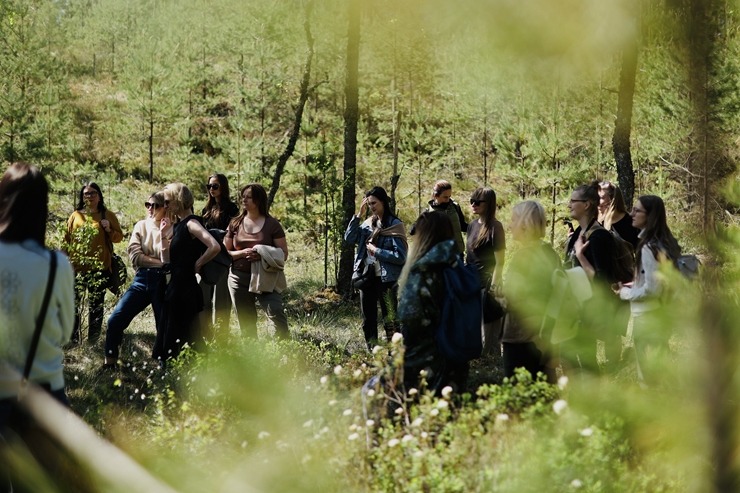 Nepieradinātās Naktsmītnes atklāj projekta “DABAS GALERIJA” jauno sezonu ar īpašu programmu grupām. Foto: Jānis Vīksna, Alens Opoļskis Nepieradinātās Naktsmītnes atklāj projekta “DABAS GALERIJA” jauno sezonu ar īpašu programmu grupām. Foto: Jānis Vīksna, Alens Opoļskis 337480