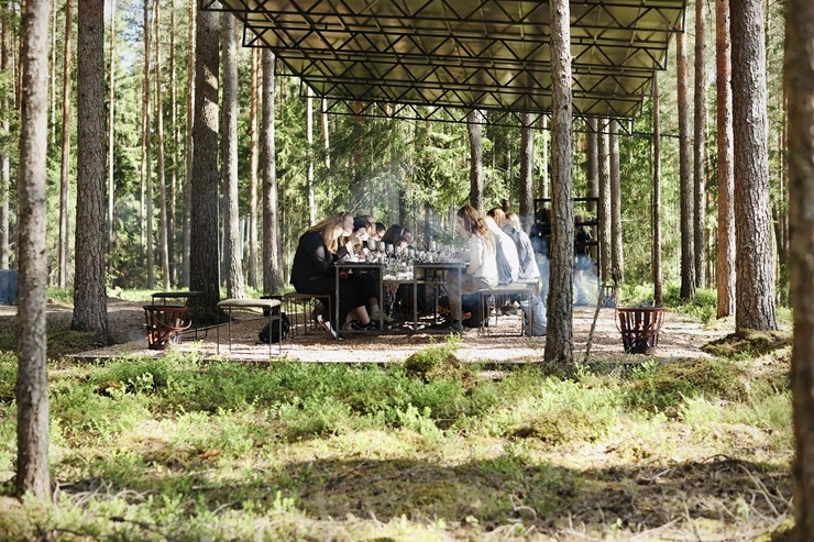 Nepieradinātās Naktsmītnes atklāj projekta “DABAS GALERIJA” jauno sezonu ar īpašu programmu grupām. Foto: Jānis Vīksna, Alens Opoļskis Nepieradinātās Naktsmītnes atklāj projekta “DABAS GALERIJA” jauno sezonu ar īpašu programmu grupām. Foto: Jānis Vīksna, Alens Opoļskis 337490