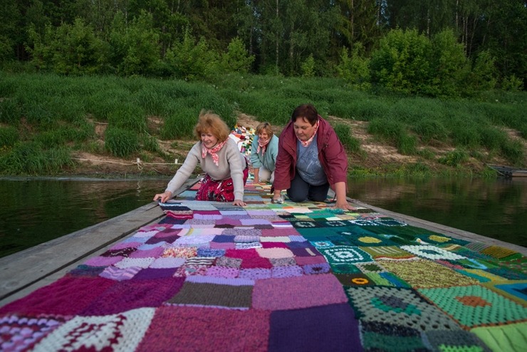 Slutišķos Tautas mākslas festivālā «Augšdaugava 2023» atklāj Lielā Augšdaugavas musturdeķa tiltu. Foto: Inese Minova 337659
