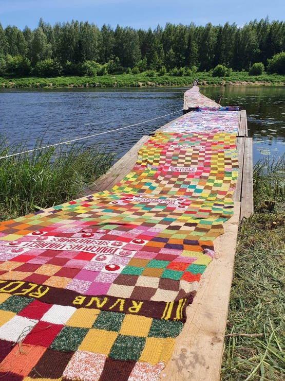 Slutišķos Tautas mākslas festivālā «Augšdaugava 2023» atklāj Lielā Augšdaugavas musturdeķa tiltu. Foto: Inese Minova Slutišķos Tautas mākslas festivālā «Augšdaugava 2023» atklāj Lielā Augšdaugavas musturdeķa tiltu. Foto: Inese Minova 337660