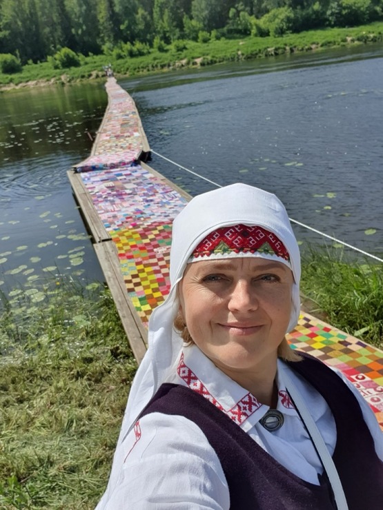 Slutišķos Tautas mākslas festivālā «Augšdaugava 2023» atklāj Lielā Augšdaugavas musturdeķa tiltu. Foto: Inese Minova Slutišķos Tautas mākslas festivālā «Augšdaugava 2023» atklāj Lielā Augšdaugavas musturdeķa tiltu. Foto: Inese Minova 337661