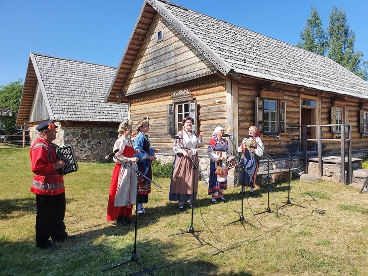 Slutišķos Tautas mākslas festivālā «Augšdaugava 2023» atklāj Lielā Augšdaugavas musturdeķa tiltu. Foto: Inese Minova Slutišķos Tautas mākslas festivālā «Augšdaugava 2023» atklāj Lielā Augšdaugavas musturdeķa tiltu. Foto: Inese Minova 337663
