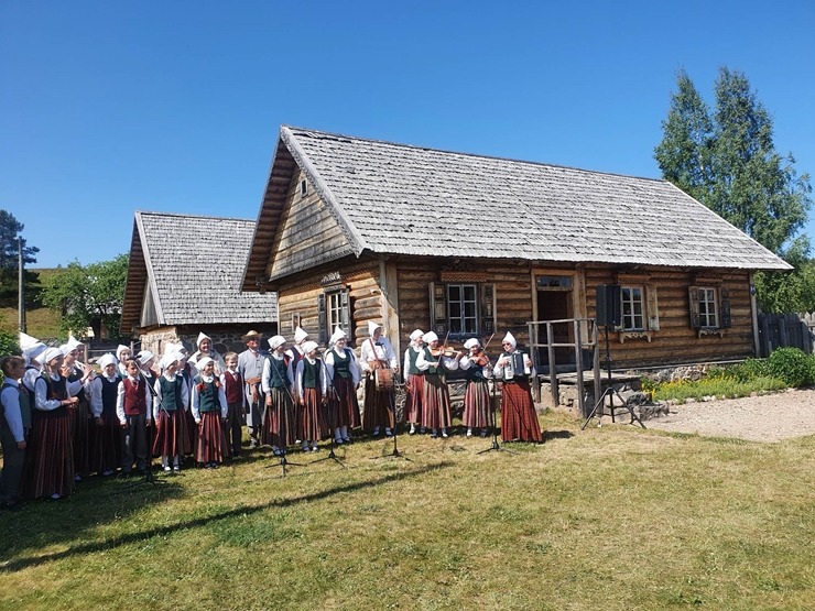 Slutišķos Tautas mākslas festivālā «Augšdaugava 2023» atklāj Lielā Augšdaugavas musturdeķa tiltu. Foto: Inese Minova Slutišķos Tautas mākslas festivālā «Augšdaugava 2023» atklāj Lielā Augšdaugavas musturdeķa tiltu. Foto: Inese Minova 337664