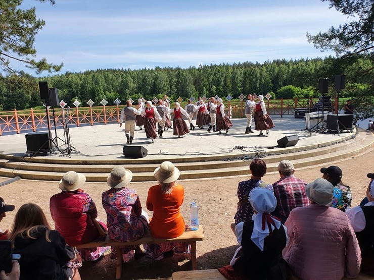 Slutišķos Tautas mākslas festivālā «Augšdaugava 2023» atklāj Lielā Augšdaugavas musturdeķa tiltu. Foto: Inese Minova Slutišķos Tautas mākslas festivālā «Augšdaugava 2023» atklāj Lielā Augšdaugavas musturdeķa tiltu. Foto: Inese Minova 337665