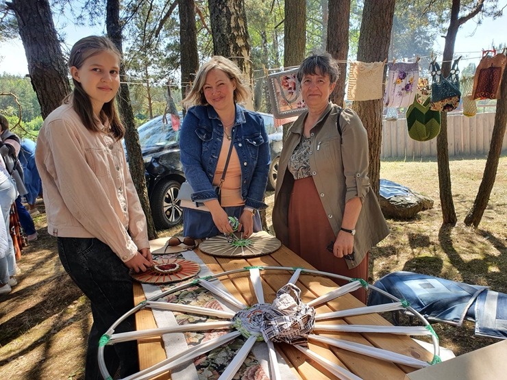 Slutišķos Tautas mākslas festivālā «Augšdaugava 2023» atklāj Lielā Augšdaugavas musturdeķa tiltu. Foto: Inese Minova Slutišķos Tautas mākslas festivālā «Augšdaugava 2023» atklāj Lielā Augšdaugavas musturdeķa tiltu. Foto: Inese Minova 337670