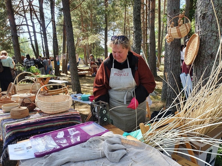 Slutišķos Tautas mākslas festivālā «Augšdaugava 2023» atklāj Lielā Augšdaugavas musturdeķa tiltu. Foto: Inese Minova Slutišķos Tautas mākslas festivālā «Augšdaugava 2023» atklāj Lielā Augšdaugavas musturdeķa tiltu. Foto: Inese Minova 337672