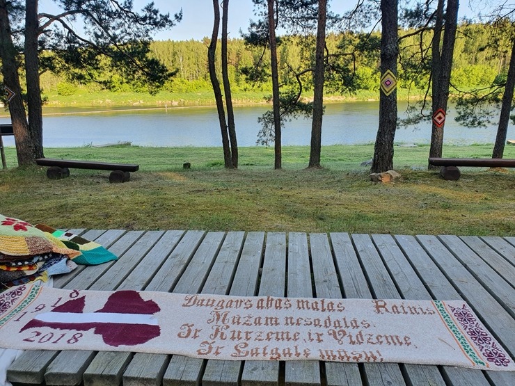 Slutišķos Tautas mākslas festivālā «Augšdaugava 2023» atklāj Lielā Augšdaugavas musturdeķa tiltu. Foto: Inese Minova Slutišķos Tautas mākslas festivālā «Augšdaugava 2023» atklāj Lielā Augšdaugavas musturdeķa tiltu. Foto: Inese Minova 337673