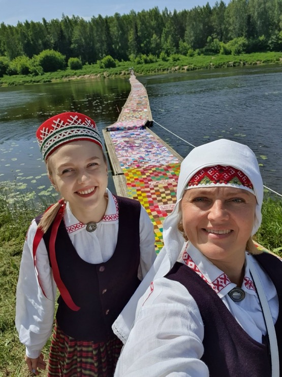 Slutišķos Tautas mākslas festivālā «Augšdaugava 2023» atklāj Lielā Augšdaugavas musturdeķa tiltu. Foto: Inese Minova Slutišķos Tautas mākslas festivālā «Augšdaugava 2023» atklāj Lielā Augšdaugavas musturdeķa tiltu. Foto: Inese Minova 337674